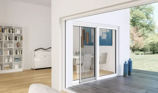 Terrasse mit großer Fensterfront und Insektenschutztür