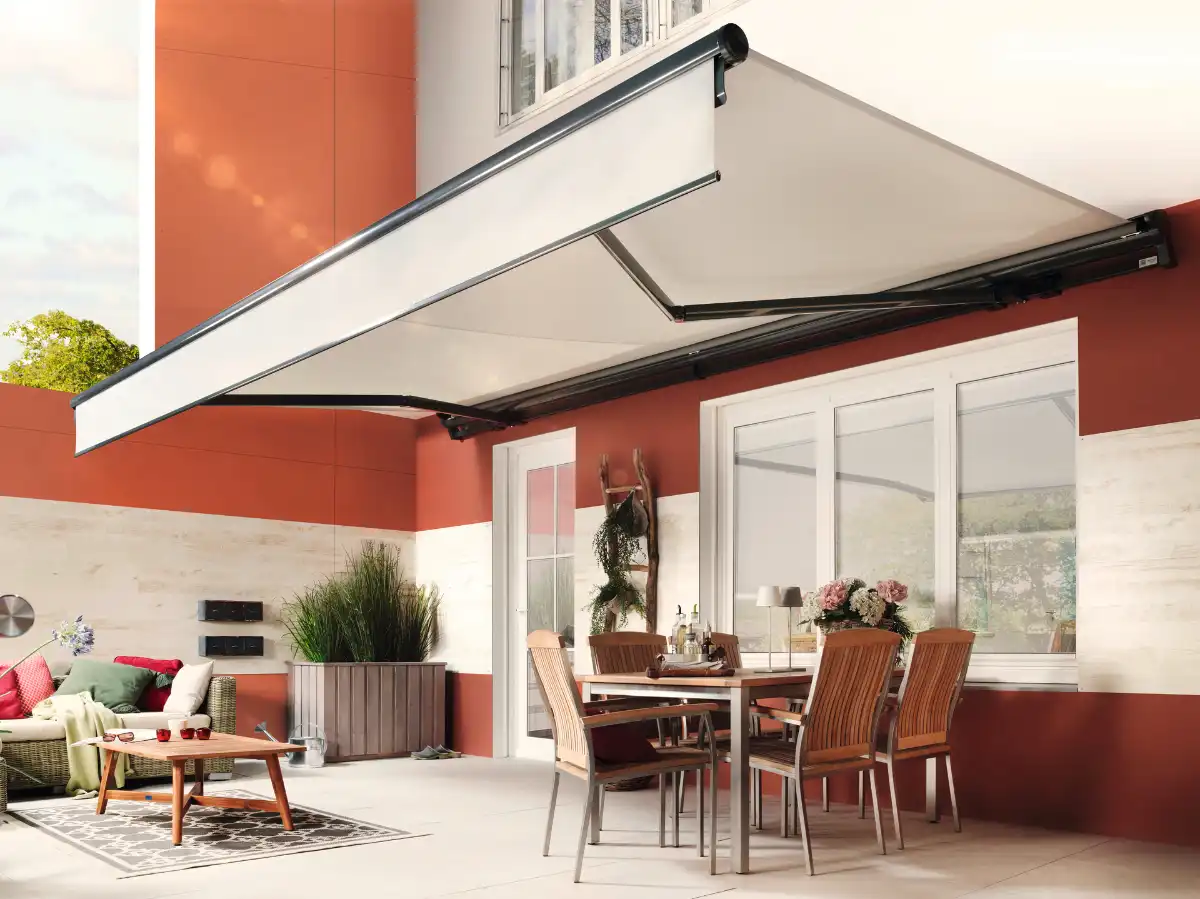 Elegantes Design einer Gelenkarm-Markise für gemütliche Abende Moderne Gelenkarm-Markise mit Esstisch und Pflanzen