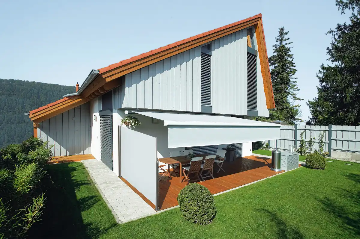Terrassenmarkise mit seitlichem Volant Rollo Modernes Einfamilienhaus mit mit weißer Markise und seitlichen Volant Rollos