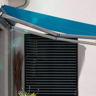 Innenjalousien für Fenster Blaue Gelenkarmmarkise