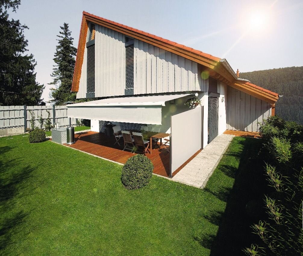 Weiße Seiten Markise mit seitlichem Schutz