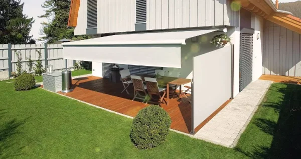 Moderne Terrassenmarkise an Einfamilienhaus mit schattiger Sitzfläche im Garten – hochwertige Markisenlösung für Terrasse und Sonnenschutz in Horn.