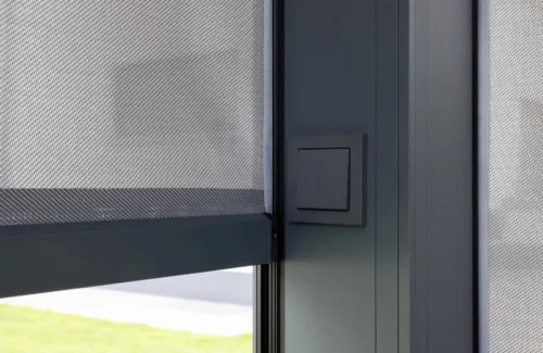 Detailansicht eines modernen Fensterrahmens mit integriertem Sonnenschutz