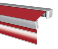 Elektrisch ausfahrbare Markise mit rotem Stoff und Volant-Rollo