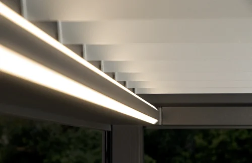 Moderne LED-Beleuchtung unter einer Pergola