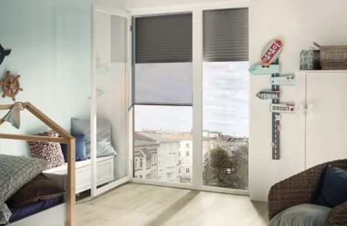 Modernes Kinderzimmer mit großen Fenstern und Aussicht auf die Stadt