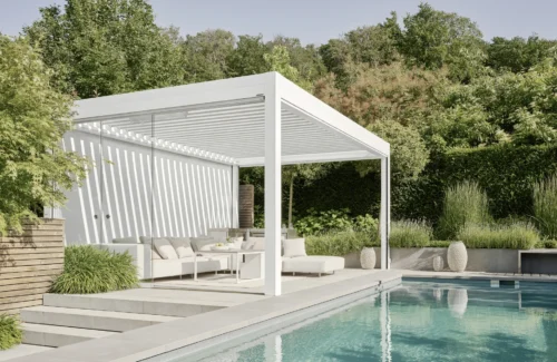Moderne Pergola am Pool mit stilvollen Gartenmöbeln